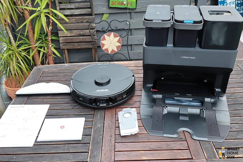 Весь комплект поставки Roborock S7 MaxV на столе